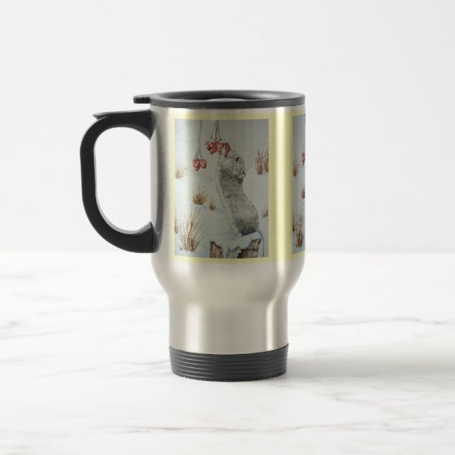 Mug De Voyage Mignonne souris mangeant des baies la neige scène (Gauche)