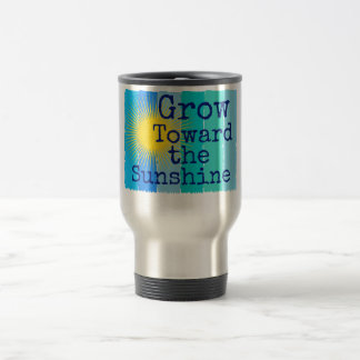 Mug De Voyage Pousse vers la lumière du soleil.