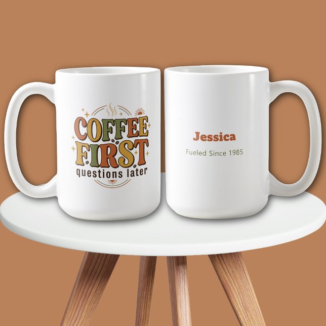 Mug De Voyage Questions Café D'abord Nom Rétro (Coffee Lovers Mug with Name - Funny Coffee First - Gift for friend, coworkers, spouse, parent)