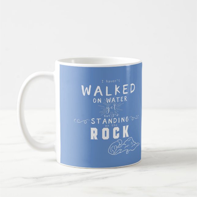 Mug Debout sur le rocher Inspirational Typography Blue (Gauche)