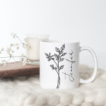 Mug Décembre Mois de naissance Fleur Holly Nom du scri<br><div class="desc">Elégante,  minimaliste et moderne,  main noire dessinée saint plante,  fleur de naissance de décembre avec nom personnalisable dans un script élégant,  cadeau personnalisé pour toute occasion,  y compris les anniversaires,  cadeaux pour les demoiselles d'honneur,  meilleurs amis,  Noël,  et plus.</div>