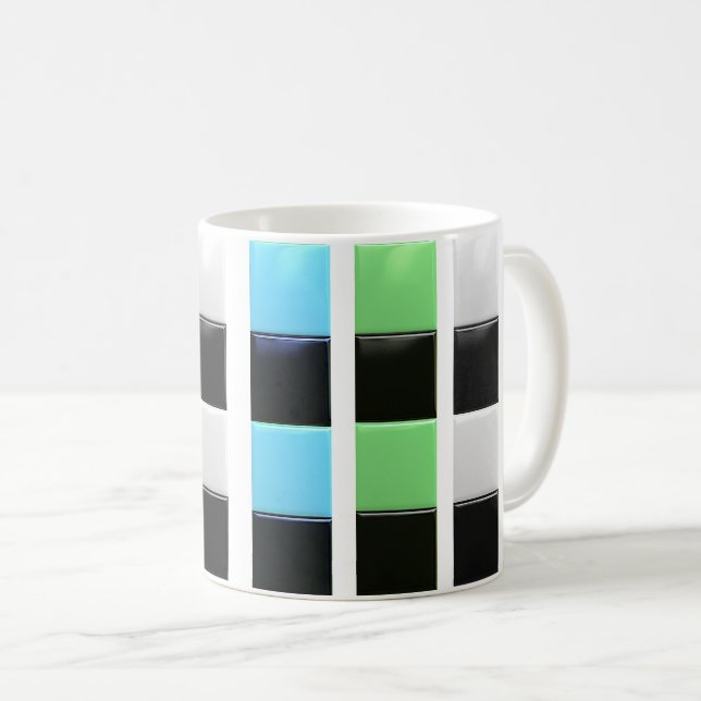 Mug décoré de multiples facettes géométriques. (Devant droit)