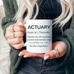 Mug Définition actuaire<br><div class="desc">Le design "Définition actuaire" célèbre la brillance d'un actuaire, une personne qui résout les problèmes de manière époustouflante. Idéal pour les amateurs de mathématiques, les professionnels de la finance, et ceux qui s'intéressent aux probabilités et aux statistiques, il offre un point de vue humoristique sur la vie d'un actuaire, faisant...</div>