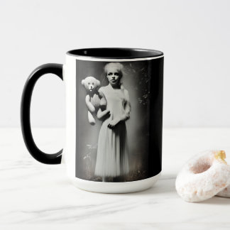 Mug Déplaisante fille Ethérée tenant l'ours en peluche