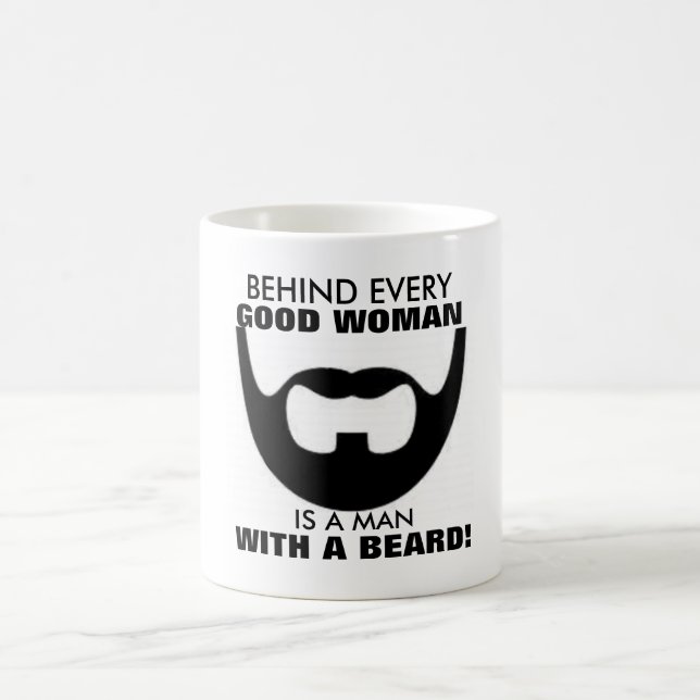 Mug Derrière chaque bonne femme est un homme avec une (Centre)