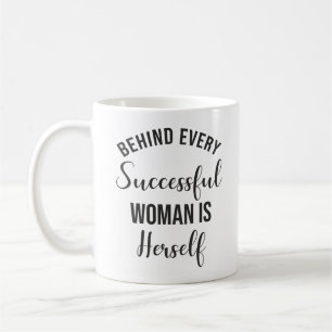 Mug Derrière chaque femme qui réussit, il y a elle-mêm
