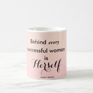 Mug Derrière chaque femme réussie est elle-même