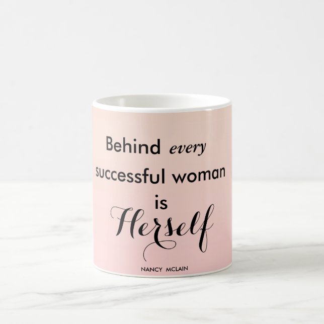Mug Derrière chaque femme réussie est elle-même (Centre)