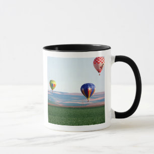 Mug Des ballons à air chaud colorés flottent au-dessus
