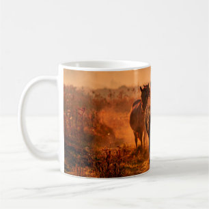 Mug des chevaux koniks sauvages qui sont arrivés tout