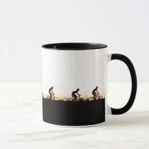 Mug Des cyclistes sur VTT se fraient un chemin sur le