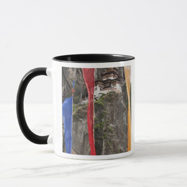 Mug Des drapeaux de prière sont suspendus près de Takt (Gauche)