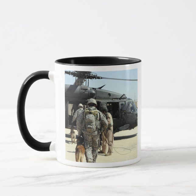 Mug Des maîtres-chiens militaires embarquent un hélico (Gauche)