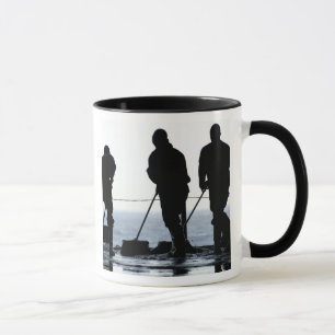 Mug Des marins balaient la baie du hangar