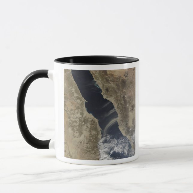 Mug Des panaches de poussière explosent au large des c (Gauche)