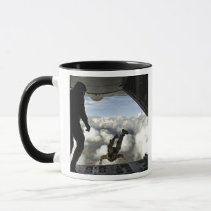 Mug Des parachutistes sautent à l'arrière d'un C-130