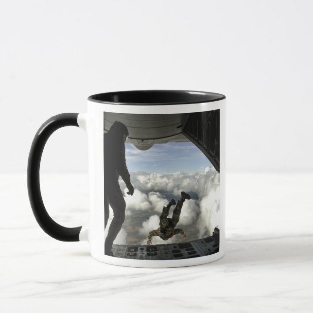 Mug Des parachutistes sautent à l'arrière d'un C-130 (Gauche)