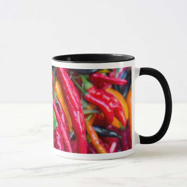 Mug Des Peppers Chauds Au Marché Des Agriculteurs De M (Droite)