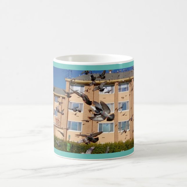 Mug Des pigeons viennent pour un débarquement de café- (Centre)