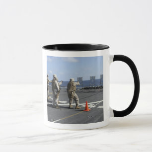 Mug Des policiers militaires s'entraînent avec le Berr