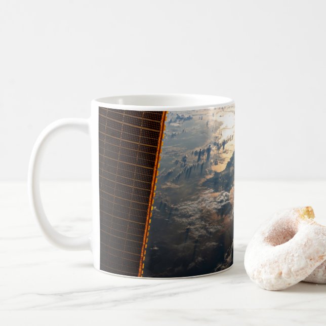 Mug Des Poutres Sunglint Au Large De La Mer Des Célèbe (Avec donut)