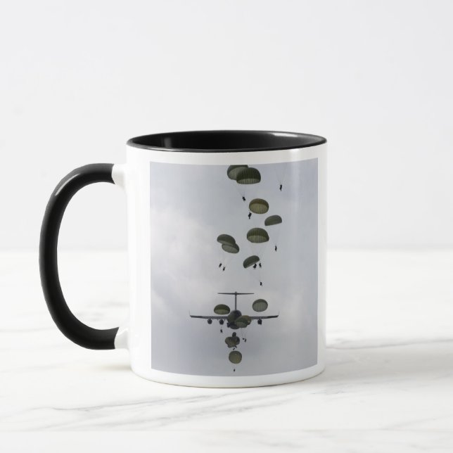 Mug Des soldats de l'armée sautent d'un C-17 Globemast (Gauche)