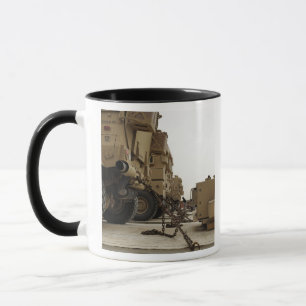 Mug Des véhicules militaires sont fermés à clef ver