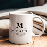 Mug Design moderne Groomsmen Cadeaux Monogramme Best M<br><div class="desc">Cette simple tasse monogrammée en noir et blanc présente le nom et l'initiale des groomsmen, écrite dans une typographie minimaliste noire et tendance. Il suffit d'ajouter les noms des groomsmen et leur initiale dans la section personnalisée pour créer votre propre mug masculin groomsmen. Bien que présenté ici comme une tasse...</div>