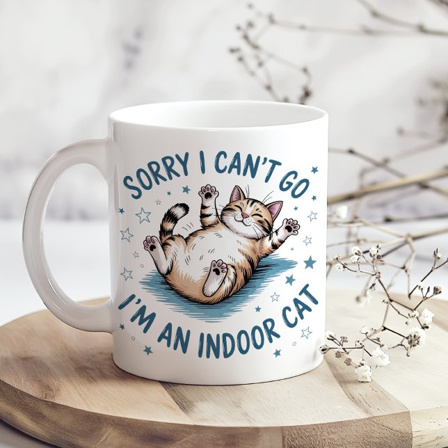 Mug "Désolé, je ne peux pas y aller, je suis un chat d ("Sorry I Can't Go, I'm an Indoor Cat" Funny Coffee Mug on a sunny boho kitchen table)