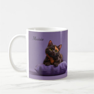 Mug Dessin Tortoiseshell Kitten sur coussin pourpre