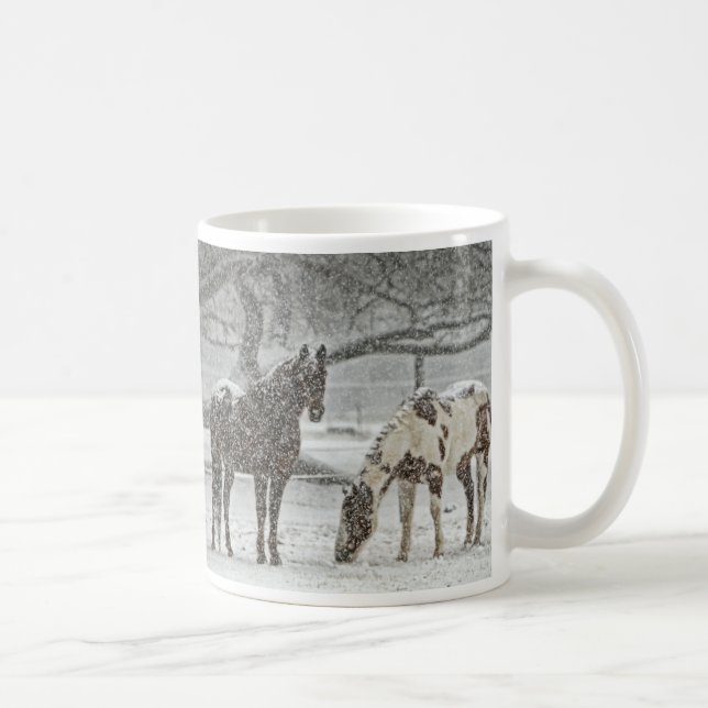 Mug Deux Chevaux dans le pâturage neigeux dans une dou (Droite)