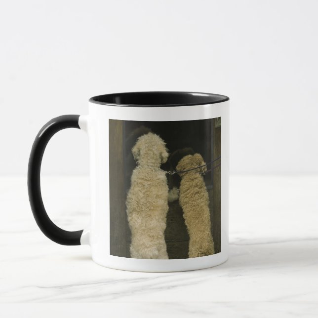 Mug Deux chiens regardant dans la fenêtre de porte, (Gauche)