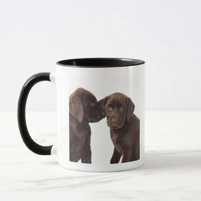 Mug Deux chiots de labrador retriever de chocolat (Gauche)