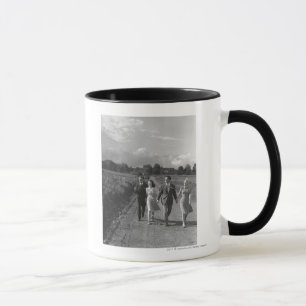 Mug Deux couples marchant sur la route de campagne B&W