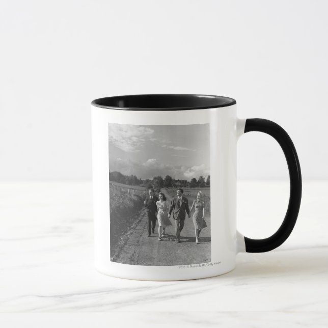 Mug Deux couples marchant sur la route de campagne B&W (Droite)