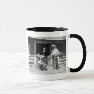Mug Deux cowboys se tenant à côté d'une grange avec