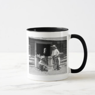 Mug Deux cowboys se tenant à côté d'une grange avec un