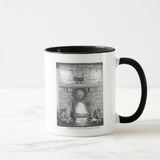 Mug Deux filles s'asseyant par une cheminée à Noël