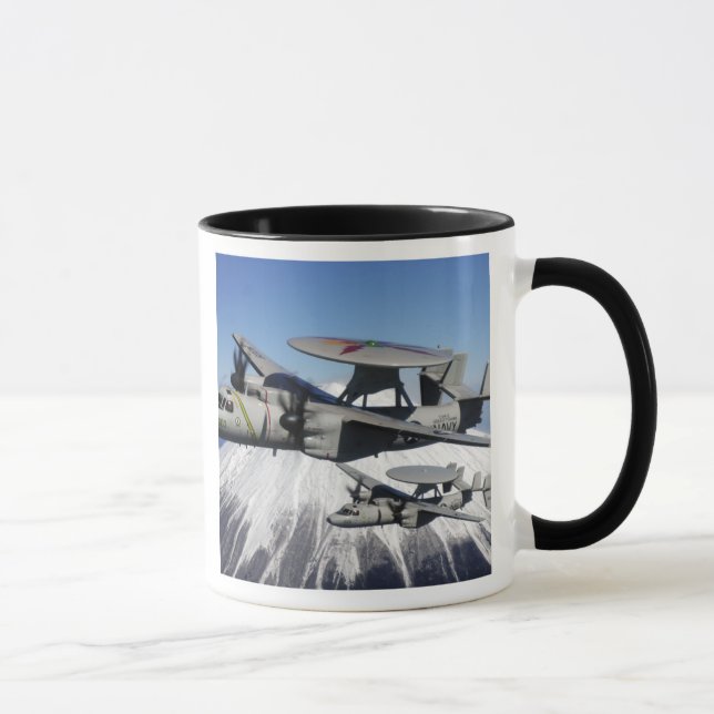 Mug Deux Hawkeyes E-2C effectuent un vol (Droite)