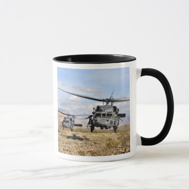 Mug Deux hélicoptères HH-60 Pavehawk se préparent à at (Droite)