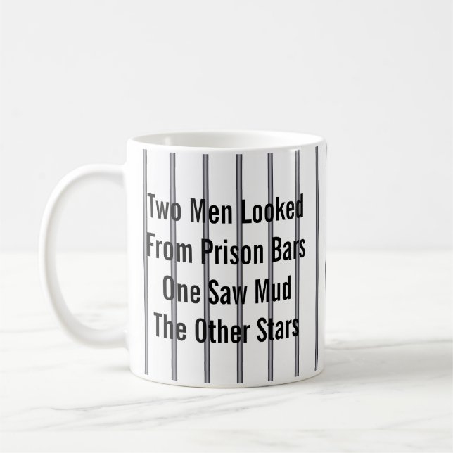 Mug Deux hommes regardaient des barreaux de prison... (Gauche)