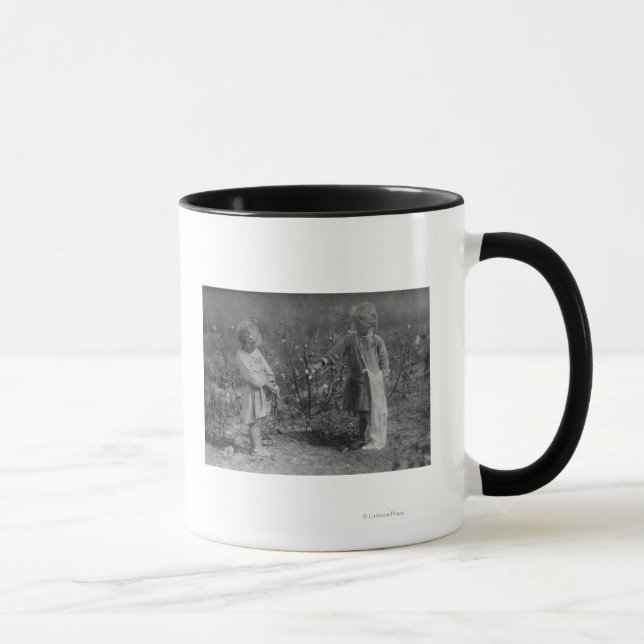 Mug Deux jeunes filles qui ramassent du coton Photogra (Droite)