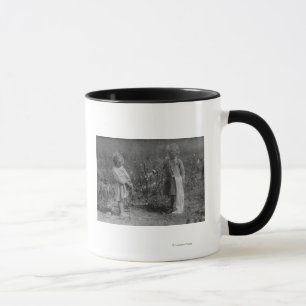 Mug Deux jeunes filles sélectionnant la photographie