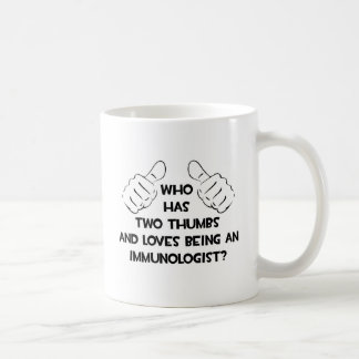 Mug Deux pouces et des amours Être un immunologue