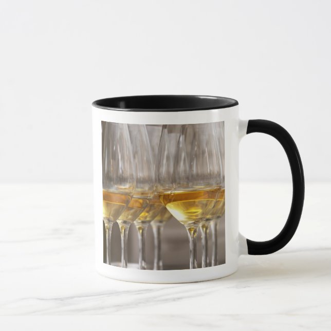Mug deux rangées de verres à vin avec du vin blanc dou (Droite)