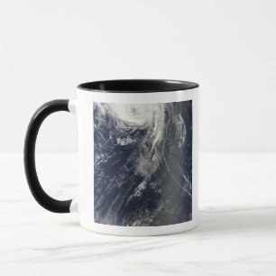 Mug Deux tempêtes puissantes enjambent l'Océan