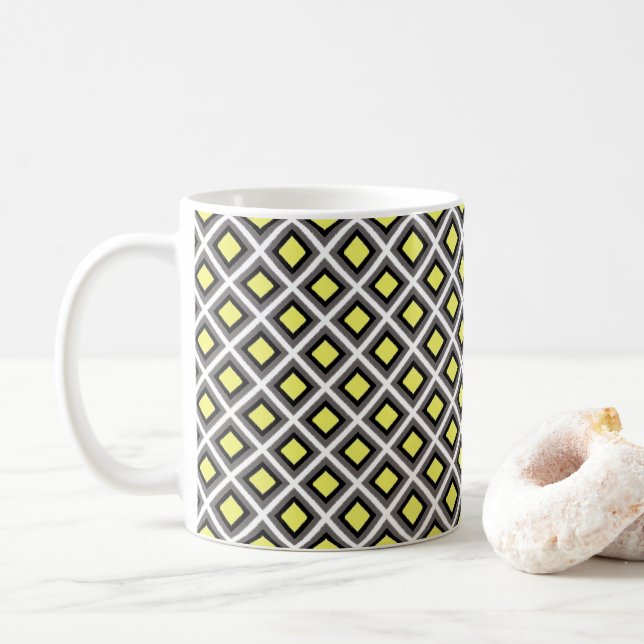 Mug Diamants d'ikat gris foncé, noir, jaune par STaylo (Avec donut)