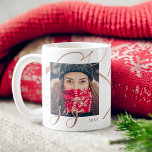 Mug Diffuser La Joie De Noël | Photo minimaliste<br><div class="desc">Célébrez la saison des fêtes magiques et festives avec nos tasses de photos de vacances personnalisées. Notre design moderne et élégant de vacances dispose d'un grand espace photo pour afficher votre propre photo de Noël. Un beau design de typographie "Joy" est conçu en faux or avec les lettres étendues et...</div>