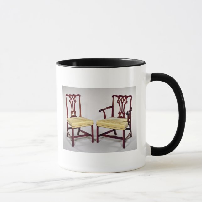 Mug Dinant des chaises, avec les dos entrelacés de (Droite)