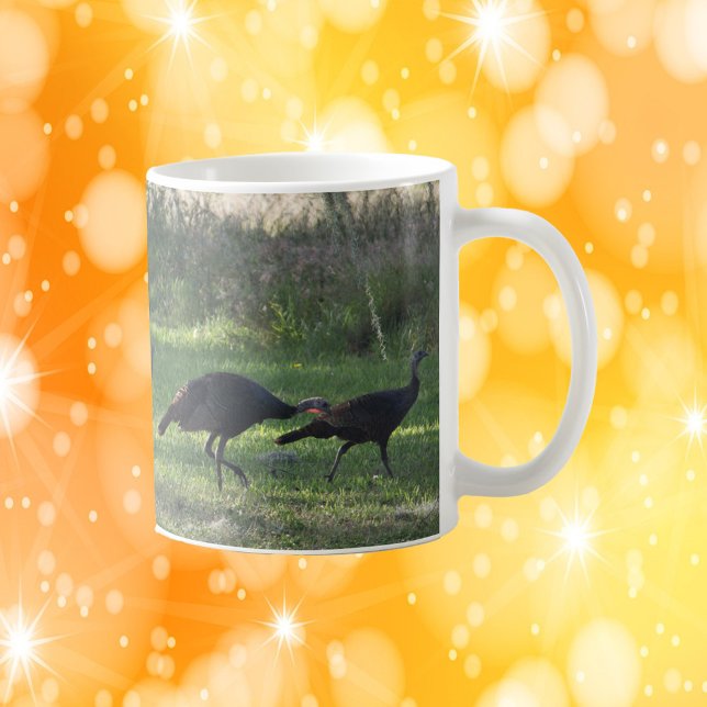 Mug Dindons sauvages dans l'herbe Photo (A mug with a photograph of a group of wild turkeys enjoying some grass.)